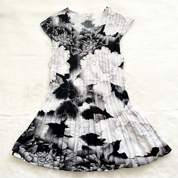 Milano Tops - Milano Black and White Floral Pleated Top Medium